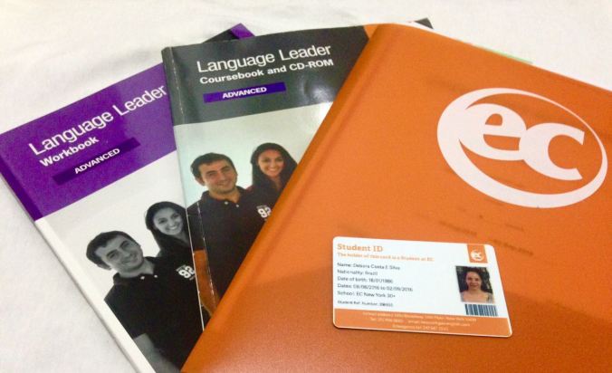 Material da EC English e a carteirinha de estudante da escola. Foto: Débora Costa e Silva